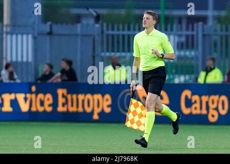 OSS, NIEDERLANDE - 6. MAI: Assistenzreferent Roan van Marrewijk während des niederländischen Keukenkampioendivisie-Spiels zwischen TOP Oss und MVV Maastricht im Frans Heesen Stadion am 6. Mai 2022 in Oss, Niederlande (Foto: Rene Nijhuis/Orange Picts) Stockfoto