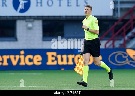 OSS, NIEDERLANDE - 6. MAI: Assistenzreferent Roan van Marrewijk während des niederländischen Keukenkampioendivisie-Spiels zwischen TOP Oss und MVV Maastricht im Frans Heesen Stadion am 6. Mai 2022 in Oss, Niederlande (Foto: Rene Nijhuis/Orange Picts) Stockfoto