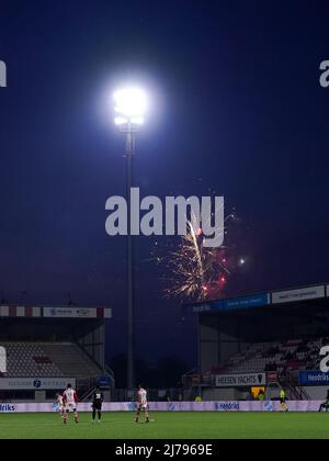 OSS, NIEDERLANDE - 6. MAI: Während des niederländischen Keukenkampioendivisie-Spiels zwischen OSS UND MVV Maastricht am 6. Mai 2022 im Frans Heesen Stadion in Oss, Niederlande, werden vor dem Stadion Feuerwerke angezündet (Foto: Rene Nijhuis/Orange Picts) Stockfoto