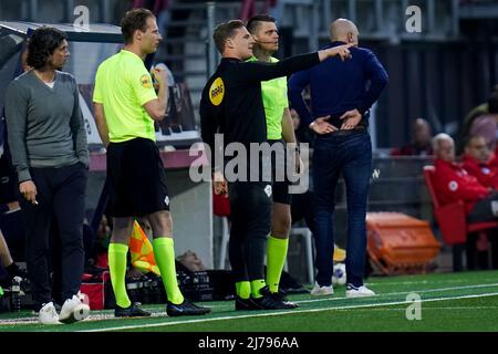 OSS, NIEDERLANDE - MAI 6: Assistenzreferent Sjoerd Nanninga, vierter Offizieller Tim Visser und Schiedsrichter Jesse Rozendal während des niederländischen Keukenkampioendivisie-Spiels zwischen TOP Oss und MVV Maastricht am 6. Mai 2022 im Frans Heesen Stadion in Oss, Niederlande (Foto: Rene Nijhuis/Orange Picts) Stockfoto