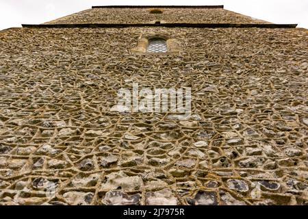 Aus nächster Nähe sehen Sie den Turm der Parish Church of Findon, West Sussex, Südengland, Großbritannien. Stockfoto