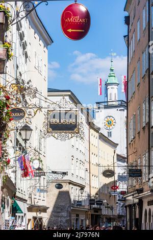 Salzburg: Schmiedeeisernes Zunftschild in der Getreidegasse in der historischen Altstadt in Flachgau, Salzburg, Österreich Stockfoto