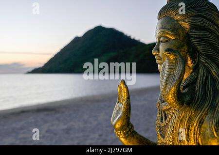 30. April 2022, Koh Chang, Thailand: Eine Nahaufnahme des Hindu-gottes Lord Shiva in der Blue Haven Bay von Siam Royal View am Chang Noi Beach, Koh Chang Island in der Provinz trat. Koh Chang ist eine beliebte Touristeninsel, die etwa 350 km südöstlich der Hauptstadt Bangkok liegt. (Bild: © Paul Lakatos/SOPA Images via ZUMA Press Wire) Stockfoto