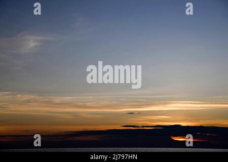 30. April 2022, Koh Chang, Thailand: Ein allgemeiner Blick auf den Sonnenuntergang an der Blue Haven Bay von Siam Royal View am Chang Noi Beach, Koh Chang Island in der Provinz trat. Koh Chang ist eine beliebte Touristeninsel, die etwa 350 km südöstlich der Hauptstadt Bangkok liegt. (Bild: © Paul Lakatos/SOPA Images via ZUMA Press Wire) Stockfoto