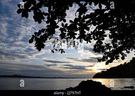 30. April 2022, Koh Chang, Thailand: Ein allgemeiner Blick auf den Sonnenuntergang an der Blue Haven Bay von Siam Royal View am Chang Noi Beach, Koh Chang Island in der Provinz trat. Koh Chang ist eine beliebte Touristeninsel, die etwa 350 km südöstlich der Hauptstadt Bangkok liegt. (Bild: © Paul Lakatos/SOPA Images via ZUMA Press Wire) Stockfoto