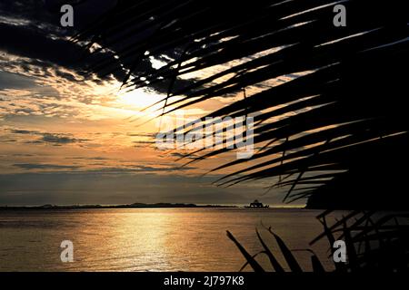 30. April 2022, Koh Chang, Thailand: Ein allgemeiner Blick auf den Sonnenuntergang an der Blue Haven Bay von Siam Royal View am Chang Noi Beach, Koh Chang Island in der Provinz trat. Koh Chang ist eine beliebte Touristeninsel, die etwa 350 km südöstlich der Hauptstadt Bangkok liegt. (Bild: © Paul Lakatos/SOPA Images via ZUMA Press Wire) Stockfoto