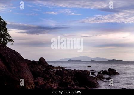 30. April 2022, Koh Chang, Thailand: Ein allgemeiner Blick auf das Festland von der Blue Haven Bay von Siam Royal Blick auf den Chang Noi Beach, Koh Chang Island in der Provinz trat. Koh Chang ist eine beliebte Touristeninsel, die etwa 350 km südöstlich der Hauptstadt Bangkok liegt. (Bild: © Paul Lakatos/SOPA Images via ZUMA Press Wire) Stockfoto