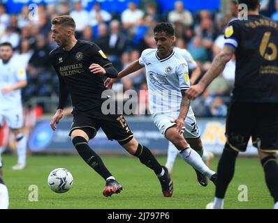 7.. Mai 2022; Swansea.com Stadion, Swansea, Wales; Championship Football, Swansea gegen Queens Park Rangers; Sam Field von Queens Park Rangers wird von Kyle Naughton von Swansea City unter Druck gesetzt Stockfoto