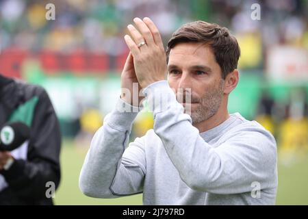 07. Mai 2022, Bayern, Fürth: Fußball: Bundesliga, SpVgg Greuther Fürth - Borussia Dortmund, Matchday 33, im Sportpark Ronhof Thomas Sommer. Der Fürth-Trainer Stefan Leitl wird vor dem Start des Spiels offiziell verabschiedet. Foto: Daniel Karmann/dpa - WICHTIGER HINWEIS: Gemäß den Anforderungen der DFL Deutsche Fußball Liga und des DFB Deutscher Fußball-Bund ist es untersagt, im Stadion und/oder vom Spiel aufgenommene Fotos in Form von Sequenzbildern und/oder videoähnlichen Fotoserien zu verwenden oder zu verwenden. Stockfoto