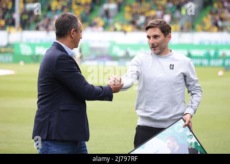 07. Mai 2022, Bayern, Fürth: Fußball: Bundesliga, SpVgg Greuther Fürth - Borussia Dortmund, Matchday 33, im Sportpark Ronhof Thomas Sommer. Fürths Geschäftsführer Sport Rachid Azzouzi (l) verabschiedet sich von Fürth-Trainer Stefan Leitl. Foto: Daniel Karmann/dpa - WICHTIGER HINWEIS: Gemäß den Anforderungen der DFL Deutsche Fußball Liga und des DFB Deutscher Fußball-Bund ist es untersagt, im Stadion und/oder vom Spiel aufgenommene Fotos in Form von Sequenzbildern und/oder videoähnlichen Fotoserien zu verwenden oder zu verwenden. Stockfoto