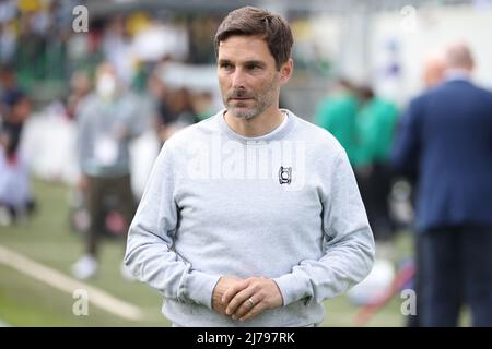 07. Mai 2022, Bayern, Fürth: Fußball: Bundesliga, SpVgg Greuther Fürth - Borussia Dortmund, Matchday 33, im Sportpark Ronhof Thomas Sommer. Der Fürth-Trainer Stefan Leitl wird vor dem Start des Spiels offiziell verabschiedet. Foto: Daniel Karmann/dpa - WICHTIGER HINWEIS: Gemäß den Anforderungen der DFL Deutsche Fußball Liga und des DFB Deutscher Fußball-Bund ist es untersagt, im Stadion und/oder vom Spiel aufgenommene Fotos in Form von Sequenzbildern und/oder videoähnlichen Fotoserien zu verwenden oder zu verwenden. Stockfoto