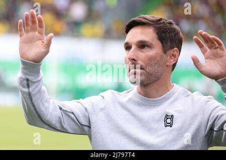 07. Mai 2022, Bayern, Fürth: Fußball: Bundesliga, SpVgg Greuther Fürth - Borussia Dortmund, Matchday 33, im Sportpark Ronhof Thomas Sommer. Der Fürth-Trainer Stefan Leitl wird vor dem Start des Spiels offiziell verabschiedet. Foto: Daniel Karmann/dpa - WICHTIGER HINWEIS: Gemäß den Anforderungen der DFL Deutsche Fußball Liga und des DFB Deutscher Fußball-Bund ist es untersagt, im Stadion und/oder vom Spiel aufgenommene Fotos in Form von Sequenzbildern und/oder videoähnlichen Fotoserien zu verwenden oder zu verwenden. Stockfoto