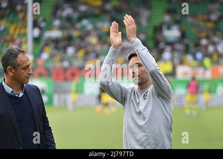 Abschied von Stefan LEITL (Fürth), Beifall an die Fans, Fußballfans, links: Rachid Azzouzi (Fürth-Manager), Fußball 1. Bundesliga-Saison 2021/2022, Spieltag 33., matchday33, Greuther Furth - Borussia Dortmund, am 07.05.2022 ,Sportpark Ronhof Thomas Sommer in Fürth. Stockfoto