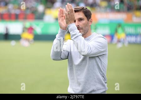 07. Mai 2022, Bayern, Fürth: Fußball: Bundesliga, SpVgg Greuther Fürth - Borussia Dortmund, Matchday 33, im Sportpark Ronhof Thomas Sommer. Der Fürth-Trainer Stefan Leitl wird vor dem Start des Spiels offiziell verabschiedet. Foto: Daniel Karmann/dpa - WICHTIGER HINWEIS: Gemäß den Anforderungen der DFL Deutsche Fußball Liga und des DFB Deutscher Fußball-Bund ist es untersagt, im Stadion und/oder vom Spiel aufgenommene Fotos in Form von Sequenzbildern und/oder videoähnlichen Fotoserien zu verwenden oder zu verwenden. Stockfoto