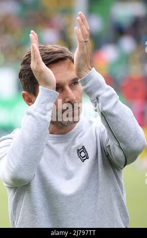 07. Mai 2022, Bayern, Fürth: Fußball: Bundesliga, SpVgg Greuther Fürth - Borussia Dortmund, Matchday 33, im Sportpark Ronhof Thomas Sommer. Der Fürth-Trainer Stefan Leitl wird vor dem Start des Spiels offiziell verabschiedet. Foto: Daniel Karmann/dpa - WICHTIGER HINWEIS: Gemäß den Anforderungen der DFL Deutsche Fußball Liga und des DFB Deutscher Fußball-Bund ist es untersagt, im Stadion und/oder vom Spiel aufgenommene Fotos in Form von Sequenzbildern und/oder videoähnlichen Fotoserien zu verwenden oder zu verwenden. Stockfoto