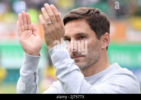 07. Mai 2022, Bayern, Fürth: Fußball: Bundesliga, SpVgg Greuther Fürth - Borussia Dortmund, Matchday 33, im Sportpark Ronhof Thomas Sommer. Der Fürth-Trainer Stefan Leitl wird vor dem Start des Spiels offiziell verabschiedet. Foto: Daniel Karmann/dpa - WICHTIGER HINWEIS: Gemäß den Anforderungen der DFL Deutsche Fußball Liga und des DFB Deutscher Fußball-Bund ist es untersagt, im Stadion und/oder vom Spiel aufgenommene Fotos in Form von Sequenzbildern und/oder videoähnlichen Fotoserien zu verwenden oder zu verwenden. Stockfoto