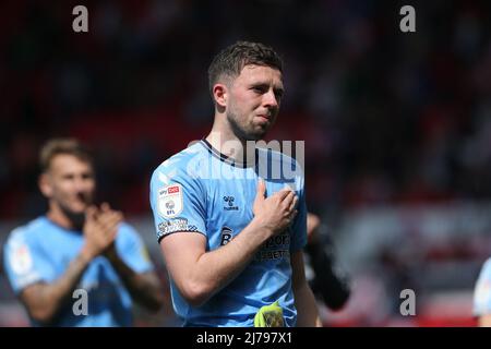 Jordan Shipley von Coventry City dankt den Fans nach dem Sky Bet Championship-Spiel im bet365 Stadium, Stoke-on-Trent. Bilddatum: Samstag, 7. Mai 2022. Stockfoto