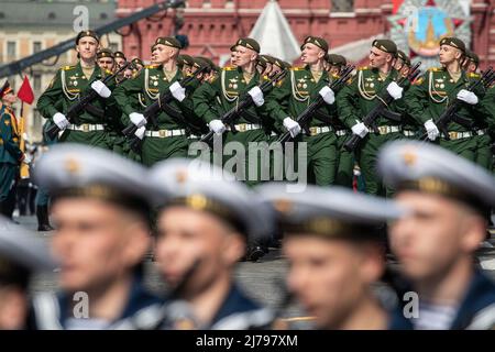 Moskau, Russland. 7.. Mai 2022. Militärangehöriger nehmen an einer Probe der Parade zum Victory Day in Moskau, Russland, am 7. Mai 2022 Teil. Quelle: Bai Xueqi/Xinhua/Alamy Live News Stockfoto