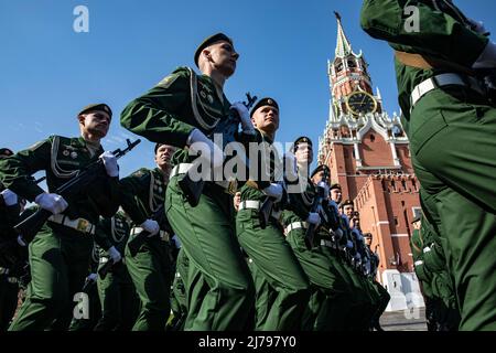 Moskau, Russland. 7.. Mai 2022. Militärangehöriger marschieren vor einer Probe der Siegestag-Parade in Moskau, Russland, 7. Mai 2022. Quelle: Bai Xueqi/Xinhua/Alamy Live News Stockfoto