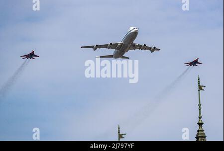 Moskau, Russland. 7.. Mai 2022. Ein Ilyuschin Il-80 Luftkommando- und Kontrollflugzeug und Mikoyan MiG-29 Kampfflugzeuge nehmen an einer Probe der Siegesparade in Moskau, Russland, am 7. Mai 2022 Teil. Quelle: Bai Xueqi/Xinhua/Alamy Live News Stockfoto