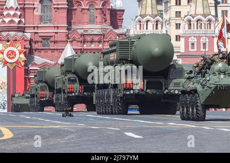 Moskau, Russland. 7.. Mai 2022. Die Yars ballistische Raketen nehmen an einer Probe des Siegestages in Moskau, Russland, am 7. Mai 2022 Teil. Quelle: Bai Xueqi/Xinhua/Alamy Live News Stockfoto