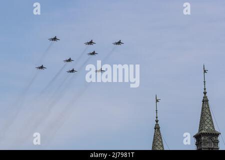Moskau, Russland. 7.. Mai 2022. MiG-29SMT-Kampfflugzeuge fliegen während einer Probe der Parade zum Victory Day in Moskau, Russland, am 7. Mai 2022. Quelle: Bai Xueqi/Xinhua/Alamy Live News Stockfoto