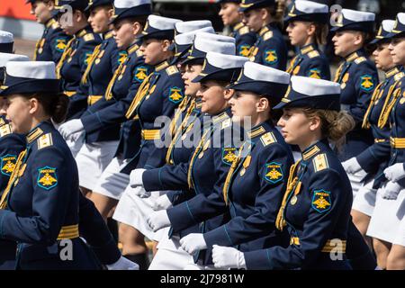 Moskau, Russland. 7.. Mai 2022. Servicefrauen nehmen an einer Generalprobe der Siegestag-Parade in Moskau, Russland, am 7. Mai 2022 Teil. Quelle: Bai Xueqi/Xinhua/Alamy Live News Stockfoto
