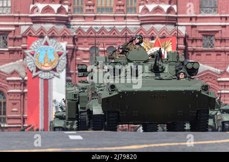 Moskau, Russland. 7.. Mai 2022. Auf dem Roten Platz werden während der Generalprobe der Parade zum Victory Day am 7. Mai 2022 in Moskau, Russland, Fahrzeuge der Infanteriekämpfer gesehen. Quelle: Bai Xueqi/Xinhua/Alamy Live News Stockfoto