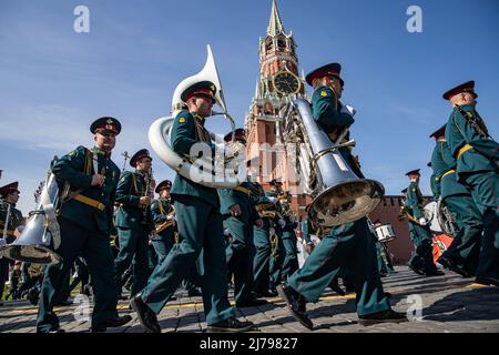 Moskau, Russland. 7.. Mai 2022. Militärangehöriger kommen vor einer Probe der Siegestag-Parade in Moskau, Russland, am 7. Mai 2022 vorbei. Quelle: Bai Xueqi/Xinhua/Alamy Live News Stockfoto