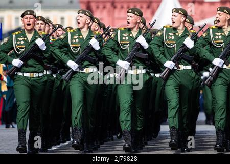 Moskau, Russland. 7.. Mai 2022. Militärangehöriger nehmen an einer Probe der Parade zum Victory Day in Moskau, Russland, am 7. Mai 2022 Teil. Quelle: Bai Xueqi/Xinhua/Alamy Live News Stockfoto
