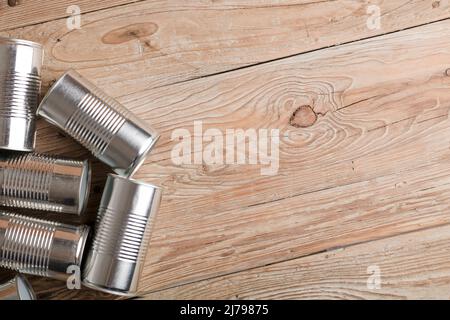 Recycling von Dosen für zu Hause auf rustikalen Holztisch. Zweites Leben zu Aluminiumdosen Stockfoto