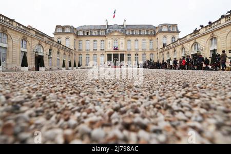 Paris, Frankreich. 7.. Mai 2022. Der Elysee-Palast wird vor der Investiturzeremonie von Emmanuel Macron als französischem Präsidenten in Paris, Frankreich, am 7. Mai 2022 gesehen. Macron gewann die zweite Wahlrunde am 24. April mit einer absoluten Mehrheit von 18.768.638 Stimmen (58,55 Prozent der gültigen Stimmabgabe). Laut Gesetz muss Macrons zweite Amtszeit spätestens am 14. Mai beginnen. Kredit: Gao Jing/Xinhua/Alamy Live Nachrichten Stockfoto