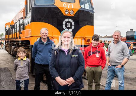 Inchicore, Dublin, Irland. 7.. Mai 2022. Irish Rail feierte heute den 175.. Jahrestag seiner Inchicore-Werke mit einem Tag der offenen Tür für die Öffentlichkeit. Tausende von Menschen kamen von früh morgens an und schauten sich die Werke an Lokomotiven, Reparaturwerkstätten und Rollmaterial an. Die US-Botschafterin in Irland, Claire D. Cronin, nannte die Lok B134, die Irish Rail der RPSI gespendet hat. Am Tag der offenen Tür genossen Ben, Michael, Shane und John Roche mit Bridget, die die Lok 071 fährt. Quelle: AG News/Alamy Live News. Stockfoto