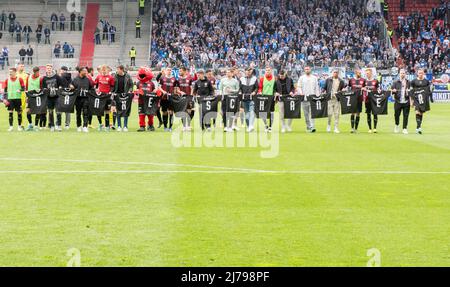 07. Mai 2022, Bayern, Ingolstadt: Fußball: 2. Bundesliga, FC Ingolstadt 04 - Hansa Rostock, Matchday 33, Audi Sportpark. Ingolstadts Spieler verabschieden sich mit Trikots, deren Rückenflocken „Danke Schanzer“ lautet. Das Team wird in dieser Saison abgesetzt. Foto: Stefan Puchner/dpa - WICHTIGER HINWEIS: Gemäß den Anforderungen der DFL Deutsche Fußball Liga und des DFB Deutscher Fußball-Bund ist es untersagt, im Stadion und/oder des Spiels aufgenommene Fotos in Form von Sequenzbildern und/oder videoähnlichen Fotoserien zu verwenden oder zu verwenden. Stockfoto