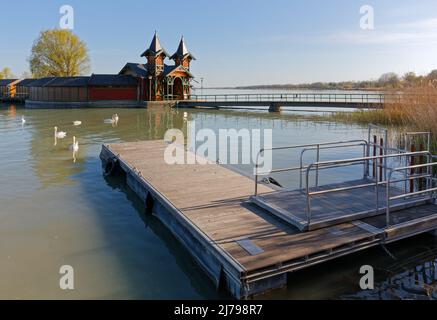 Schöne traditionelle Architektur entlang einer Seebrücke am Plattensee in Keszthely, Ungarn Stockfoto