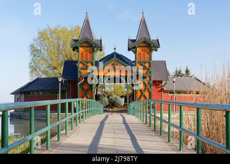 Schöne traditionelle Architektur entlang einer Seebrücke am Plattensee in Keszthely, Ungarn Stockfoto