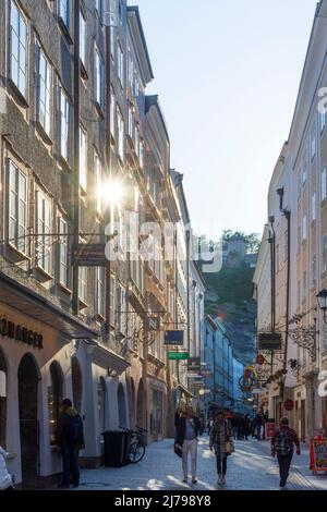 Salzburg: Getreidegasse in der historischen Altstadt stehen zahlreiche Hochhäuser nebeneinander mit schmiedeeisernen Zunftschildern in F Stockfoto