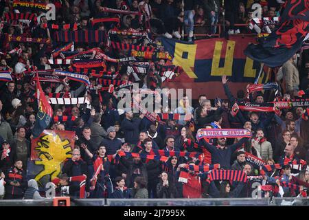 Fans von Genua während der Serie Ein Spiel zwischen Genua und Juventus im Stadio Luigi Ferraris, Genua, Italien am 6. Mai 2022. Foto von Giuseppe Maffia. Stockfoto