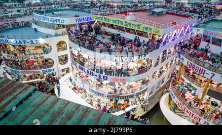 7. Mai 2022, Barishal, Barishal, Bangladesch: Die Einwohner von Bangladesch kehren nach der Eid-al-Fitr-Feier in ihrer Heimatstadt vom Fährhafen Barishal, einem der belebtesten Fährhäfen in Bangladesch, am 07. Mai 2022 nach Dhaka zurück. Nach einem langen 6-tägigen Urlaub versammeln sich die Menschen im obersten Stockwerk jeder Fähre, die am Abend die Reise in Richtung der Hauptstadt Dhaka beginnen wird. So viele Leute konnten sich nicht arrangieren, ein Kabinenticket in diesen Fähren zu kaufen, als dass sie sich im obersten Stockwerk dieser Fähren versammeln mussten. Muslime auf der ganzen Welt feiern Eid al-Fitr, das dreitägige Fest am Th Stockfoto