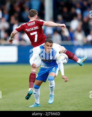 Sam Hoskins von Northampton Town (links) und Connor Brown von Barrow kämpfen im zweiten Spiel der Sky Bet League im Dunes Hotel Stadium, Barrow-in-Furness, um den Ball. Bilddatum: Samstag, 7. Mai 2022. Stockfoto