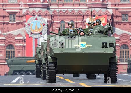 Moskau, Russland. 7.. Mai 2022. Auf dem Roten Platz werden während der Generalprobe der Parade zum Victory Day am 7. Mai 2022 in Moskau, Russland, Fahrzeuge der Infanteriekämpfer gesehen. Quelle: Bai Xueqi/Xinhua/Alamy Live News Stockfoto