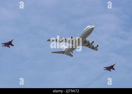 Moskau, Russland. 7.. Mai 2022. Ein Ilyuschin Il-80 Luftkommando- und Kontrollflugzeug und Mikoyan MiG-29 Kampfflugzeuge nehmen an einer Probe der Siegesparade in Moskau, Russland, am 7. Mai 2022 Teil. Quelle: Bai Xueqi/Xinhua/Alamy Live News Stockfoto