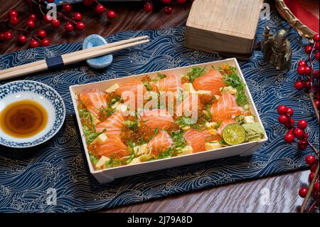 Lachs Eltern-Kind Don in einem Gericht mit Essstäbchen isoliert auf Matte Seitenansicht der taiwanesischen Lebensmittel Stockfoto