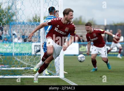 Fraser Horsfall von Northampton Town feiert das zweite Tor des Spiels