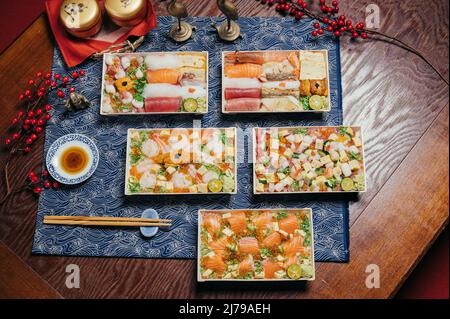 Asoorted japanes Food Sashimi Seafood Don, Chirashi Sushi, Arashi Shrimps, Seeigel Sushi, Lachs don, Sashimi Meeresfrüchte Don, Donburi in einem Gericht mit ch Stockfoto