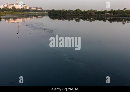 Malerische Aussicht auf die Ufer des Coovum Flusses, der durch das Herz der Stadt Chennai, Tamil Nadu, Indien fließt. Fokus auf das Flusswasser eingestellt Stockfoto