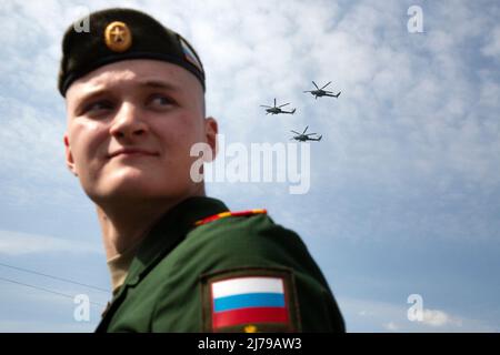 Moskau, Russland. 7.. Mai 2022. Ein Militärangehöriger beobachtet den flypastischen Teil der Militärparade während der Generalprobe auf dem Roten Platz für den bevorstehenden Siegestag, der zum 77.. Jahrestag des Sieges über Nazi-Deutschland im Zweiten Weltkrieg in Moskau, Russland, begangen wird. Nikolay Vinokurov/Alamy Live News Stockfoto