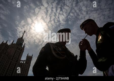 Moskau, Russland. 7.. Mai 2022. Militärangehöriger rauchen, nachdem die Generalprobe des Roten Platzes am Kotelnicheskaya-Damm im Zentrum von Moskau, Russland, beendet wurde. Nikolay Vinokurov/Alamy Live News Stockfoto