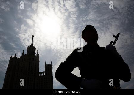 Moskau, Russland. 7.. Mai 2022. Militärangehöriger bleiben auf dem Hintergrund des sowjetischen Wolkenkratzers am Kotelnicheskaya-Damm, nachdem die Generalprobe des Roten Platzes im Zentrum von Moskau, Russland, beendet wurde. Nikolay Vinokurov/Alamy Live News Stockfoto