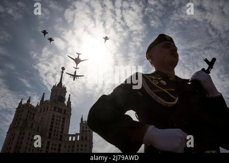 Moskau, Russland. 7.. Mai 2022. Mikoyan MiG-31K-Abfangflugzeuge und ein strategischer Tupolev TU-160-Bomber folgen einem Iljuschin Il-78-Lufttanker während der Generalprobe für den bevorstehenden Victory Day-Flug, der den 77.. Jahrestag des Sieges über Nazi-Deutschland im Zweiten Weltkrieg in Moskau, Russland, ankündigte. Nikolay Vinokurov/Alamy Live News Stockfoto